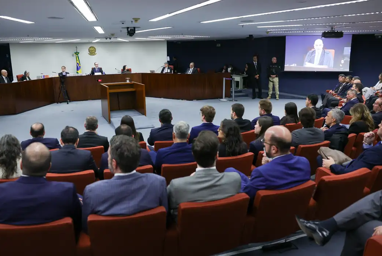 Primeiro dia de julgamento de Bolsonaro e outros sete réus é encerrado