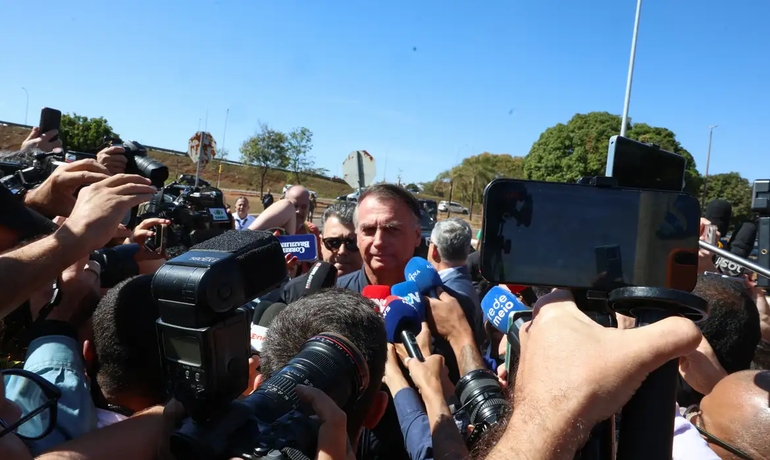 Moraes exige explicações da defesa de Bolsonaro sobre desrespeito a veto de redes sociais