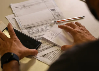 Salário mínimo de R$ 1.621 começa a ser pago aos trabalhadores brasileiros