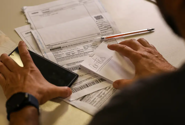 Salário mínimo de R$ 1.621 começa a ser pago aos trabalhadores brasileiros