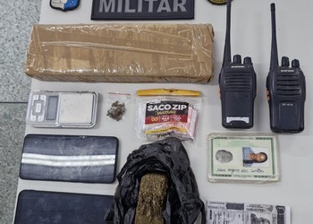 Mulher é presa por tráfico de drogas e homem com mandado em aberto é detido em operação em Socorro