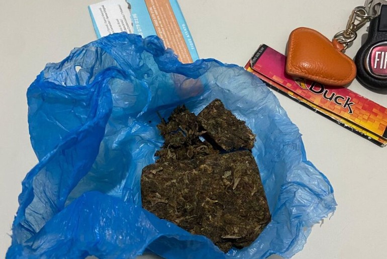 Homem é preso por suspeita de tentativa de feminicídio e tráfico de drogas em Aracaju