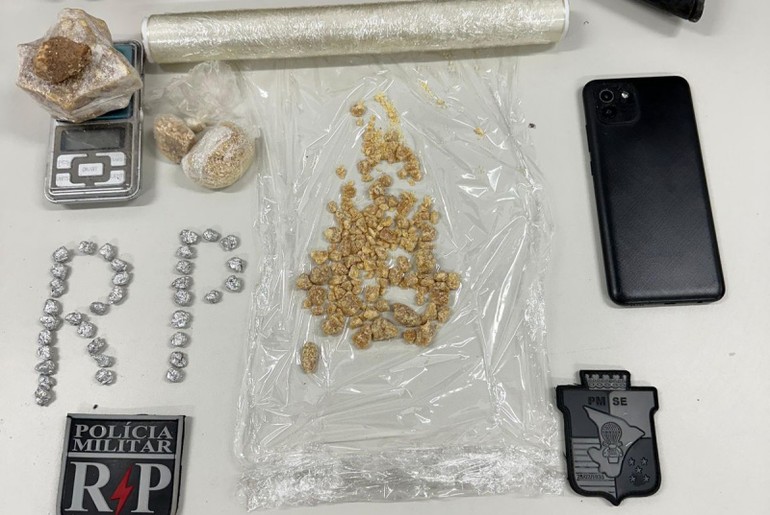 Dupla é presa com arma e drogas no bairro Santa Maria, em Aracaju