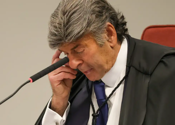 Ministro Luiz Fux vota por anulação de ação penal no julgamento de Bolsonaro e aliados