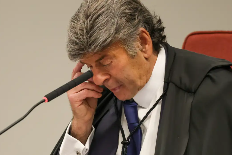 Ministro Luiz Fux vota por anulação de ação penal no julgamento de Bolsonaro e aliados