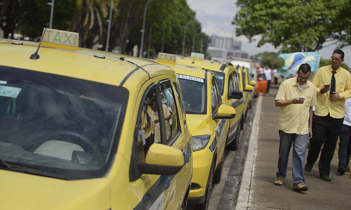 Auxílio de R$ 1.000 começa a ser pago a taxistas nesta terça-feira (16)