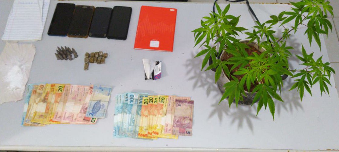 Polícia fecha locais de venda de drogas e prende dois homens em São Domingos