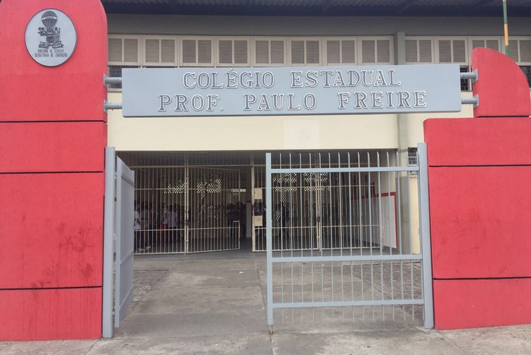Dupla entra em colégio da rede pública e faz alunos reféns 