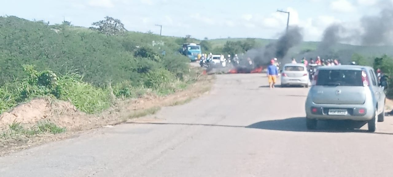 Buracos: moradores protestam e bloqueiam rodovia estadual em Lagarto