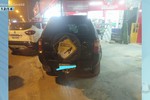 Motorista embriagado sobe em calçada e atinge complexo de lojas