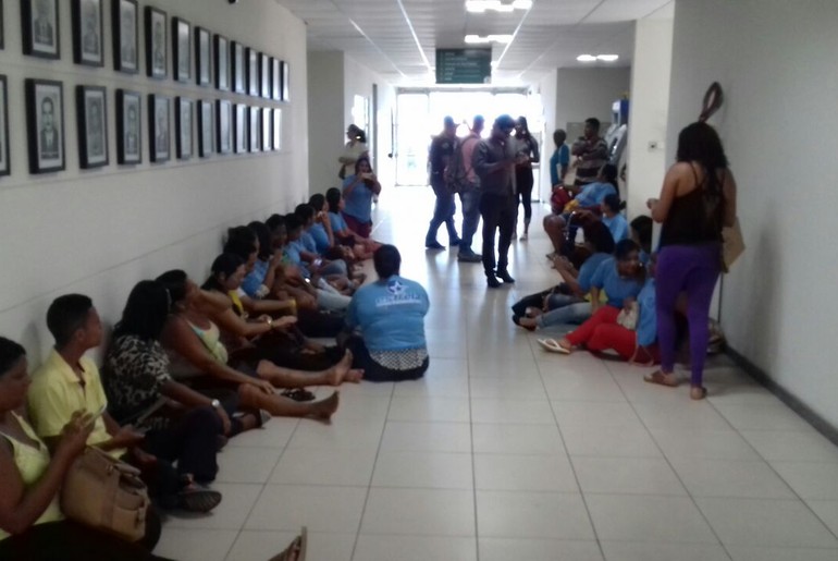 Trabalhadores da limpeza ocupam prefeitura de Aracaju por falta de pagamento dos salários