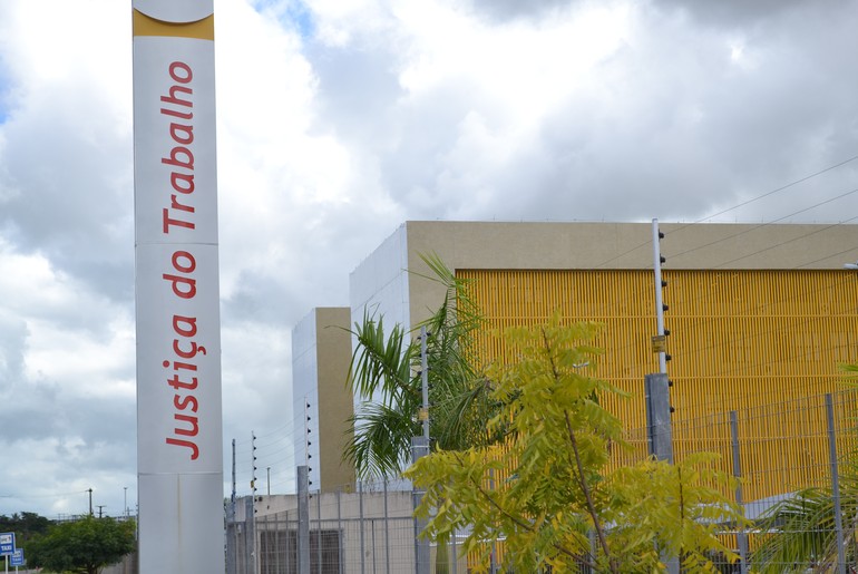 Desembargador Thenisson Santana Dória assume a presidência do TRT20