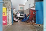 Carro invade depósito da Deso após colidir contra poste em Aracaju