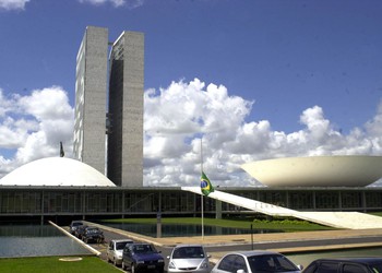 Lula sanciona reajuste salarial para cargos do Legislativo com vetos