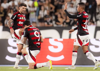 Flamengo domina o Botafogo e segue firme na caça ao título