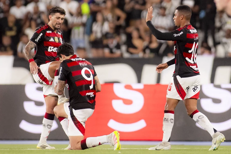 Flamengo domina o Botafogo e segue firme na caça ao título