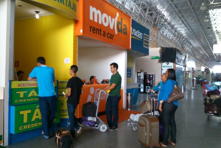 Avião não decola por causa de problema na porta do comandante e passageiros passam a noite no aeroporto de Aracaju 
