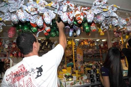 Para ficar mais acessível ao bolso, até o ovo de Páscoa neste ano encolheu