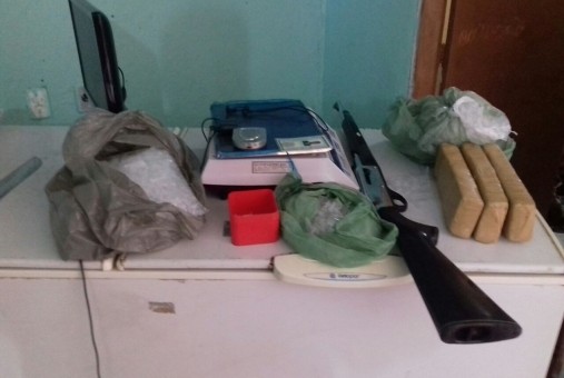 Operação conjunta apreende drogas e material para comércio ilícito em Malhada dos Bois