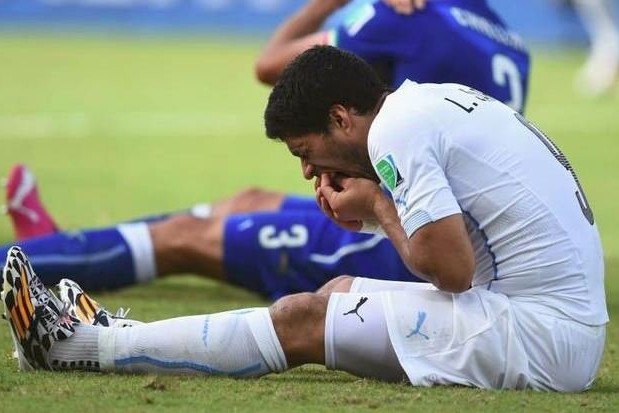 Luis Suárez pede desculpas por morder Chiellini