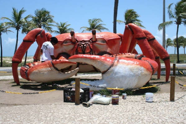 Caranguejo gigante da Orla de Atalaia é restaurado após pichação
