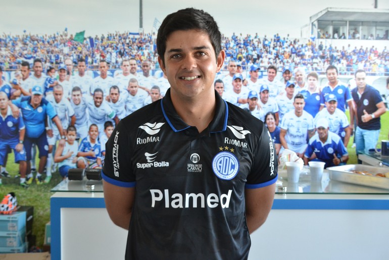 Confiança apresenta terceira camisa para temporada 2015