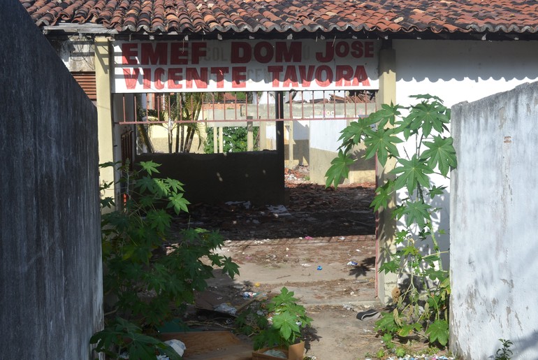 Moradores do Conjunto Manoel Preto reclamam de abandono em escola municipal