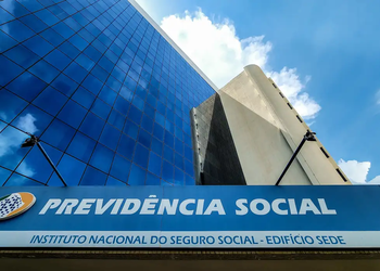 Lei proíbe descontos associativos no INSS e garante ressarcimento a aposentados