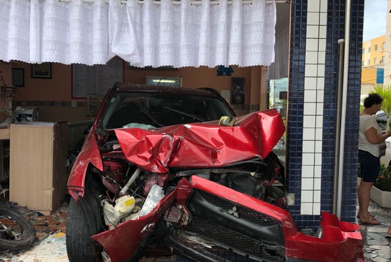 Motorista perde controle e invade galeria no bairro Coroa do Meio 