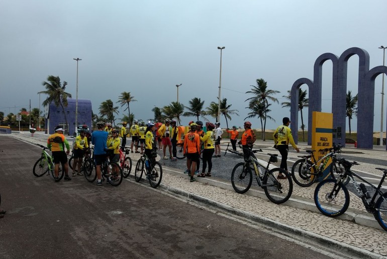 Ciclistas fazem manifestação na Orla de Atalaia contra os assaltos e violência nas ruas de Aracaju