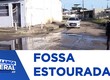 Fossa estourada causa transtornos para moradores da avenida Canal, no bairro Eduardo Gomes