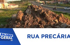 Moradores do bairro Santa Cecília reclamam da falta de limpeza e pavimentação das ruas