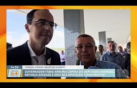 Governador Fábio arruma camisa do deputado Georgeo, reforça amizade e destaca oposição 'construtiva'