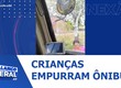 Crianças empurram ônibus que quebrou no município de Nossa Senhora de Lourdes