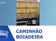 Um caminhão boiadeira bateu no fundo de uma carreta no município de Carmópolis