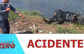 Veículo sai da pista, atinge poste e cai em lago no Mosqueiro