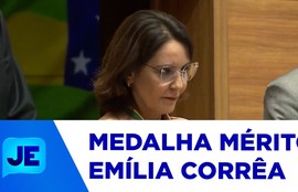Prefeita de Aracaju, Emília Corrêa, a Medalha da Ordem do Mérito Parlamentar