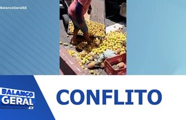 Confusão entre ambulantes e fiscais no Centro de Aracaju