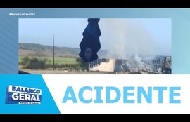 Carreta com carga de chocolate pega fogo após tombar na br-101 em Capela