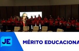 A homenageada pelo Diploma do Mérito Educacional é a professora e ex-deputada estadual Ana Lúcia