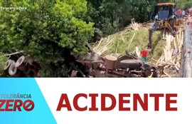 Motorista e pedestre morrem em acidente após caminhão despencar de ribanceira em Santa Catarina