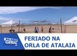 Algumas pessoas aproveitaram o feriado para curtir a folga na orla de atalaia