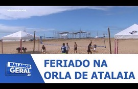 Algumas pessoas aproveitaram o feriado para curtir a folga na orla de atalaia