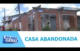 Moradores denunciam casa abandonada que virou ameaça à segurança da vizinhança