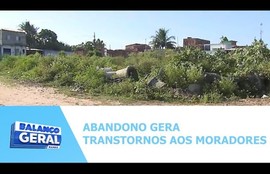 Matagal, esgoto a céu aberto e falta de pavimentação  geram transtornos a moradores do bairro Piabeta