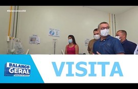 Governador no Hospital de Cirurgia visitando o paciente que realizou o primeiro transplante de rim no estado