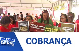 Aposentados da educação realizam ato para cobrar devolução de descontos