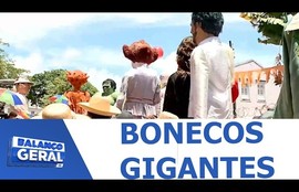 Apoteose dos bonecos gigantes arrasta multidão pelas ladeiras do sítio histórico