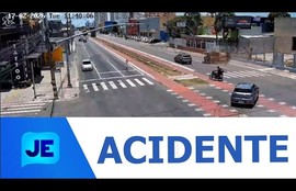 As câmeras da SMTT flagraram um acidente de trânsito na Zona Sul de Aracaju