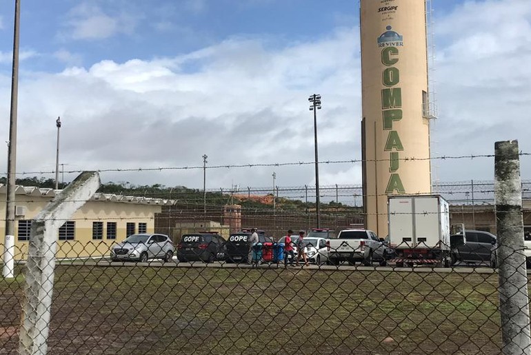 Médico suspeito de praticar abusos sexuais contra pacientes é conduzido ao presídio em Aracaju